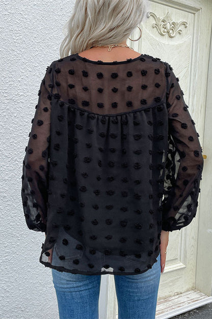 Blusa con cuello en V y lunares suizos