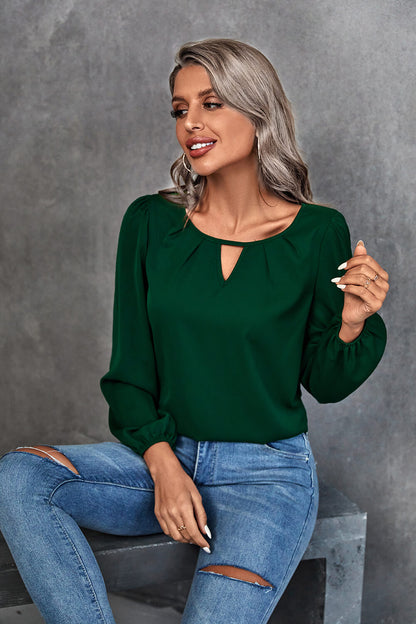 Blouse à manches bouffantes et découpes plissées