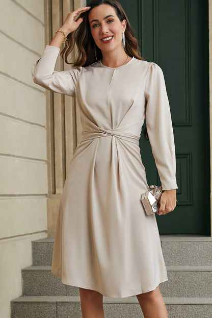 Robe en satin à manches longues torsadée devant et nouée au dos abricot