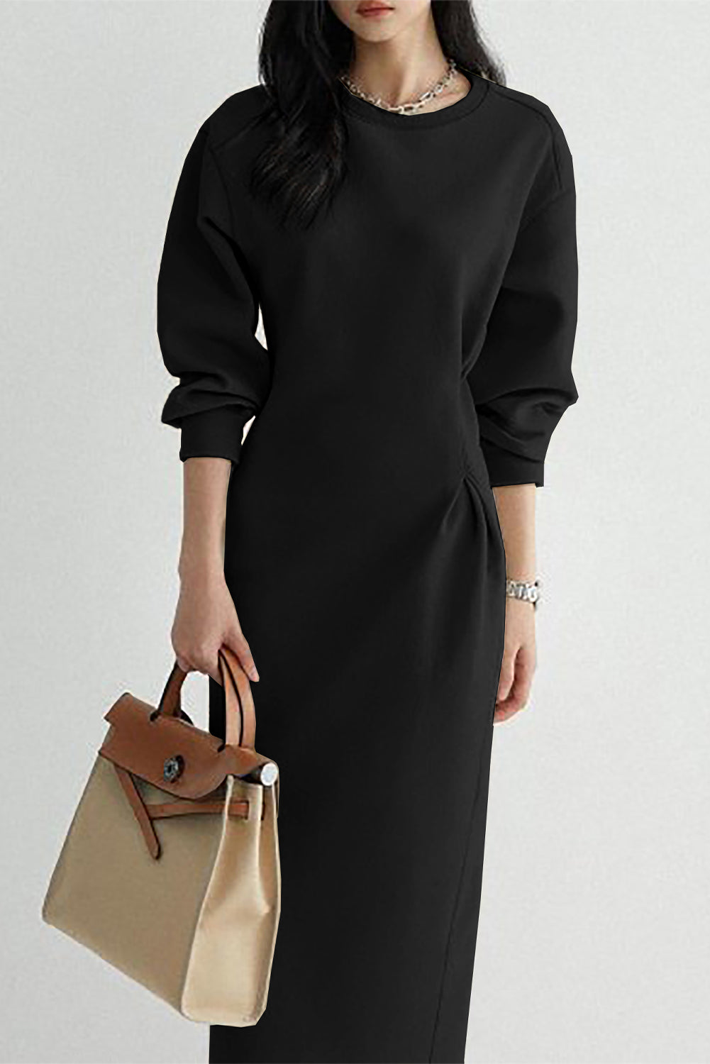 Robe longue noire à manches longues et taille cintrée de couleur unie