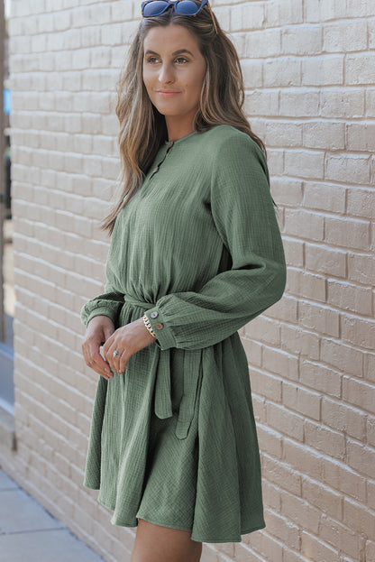 Mini-robe plissée ceinturée à manches bouffantes et col boutonné vert jungle