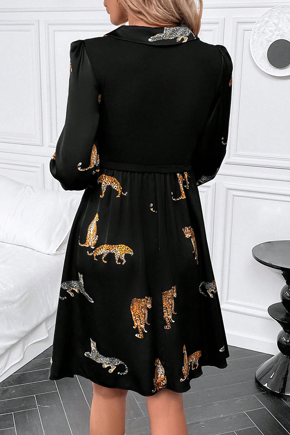 Vestido con vuelo de manga larga con estampado de leopardo vívido negro