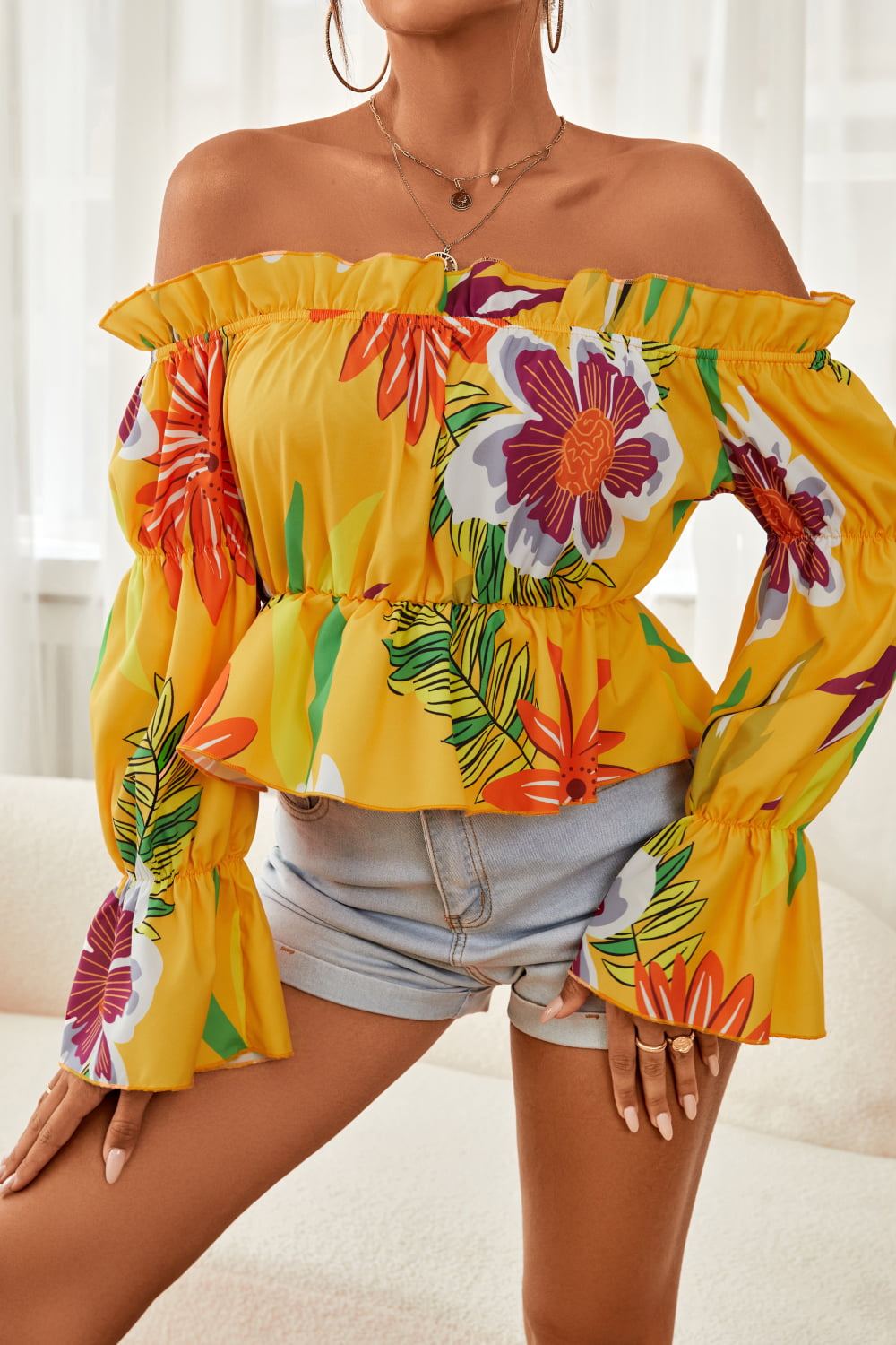 Blusa peplum floral con hombros descubiertos y mangas con volantes