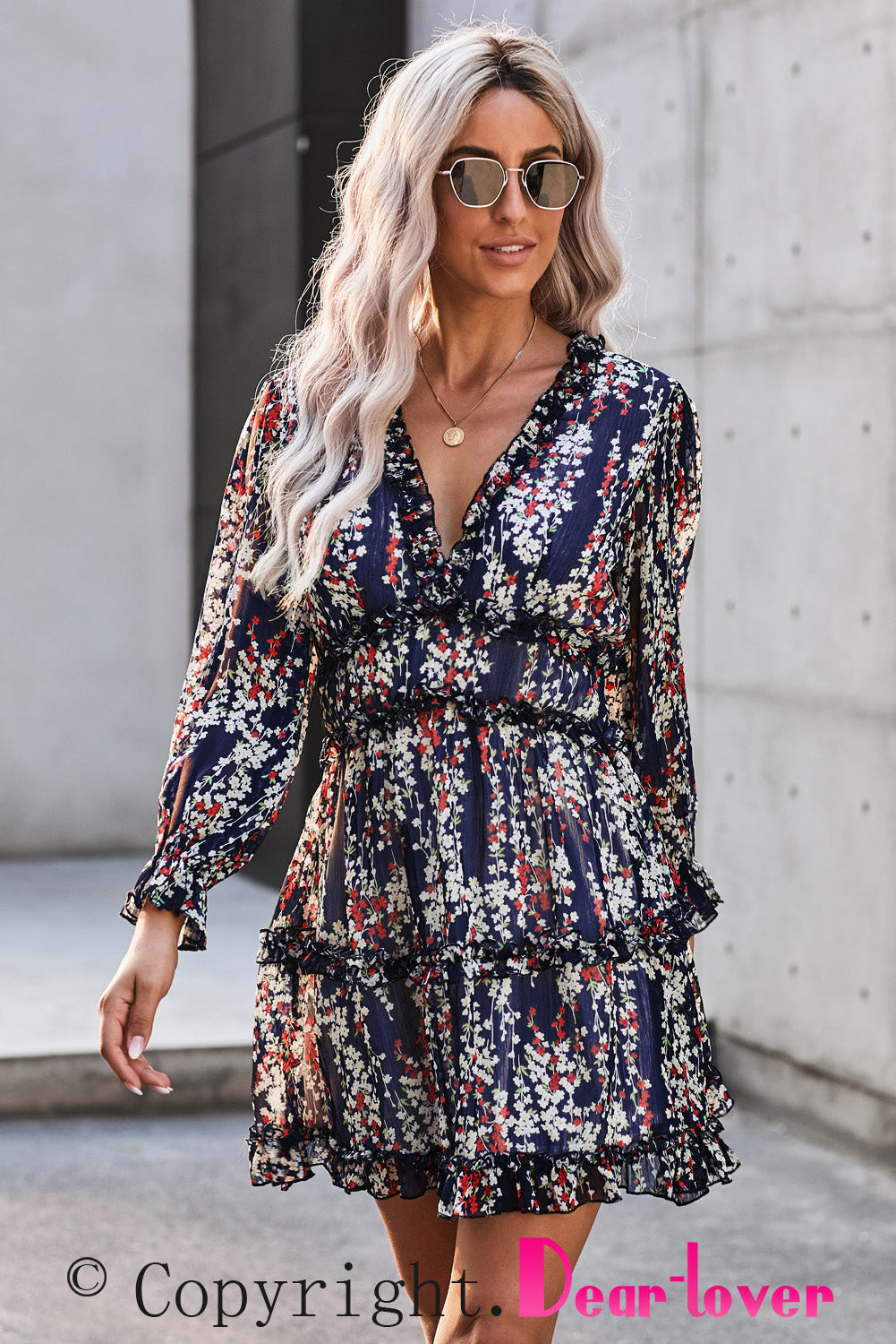 Vestido floral con espalda abierta y detalle de volantes en azul