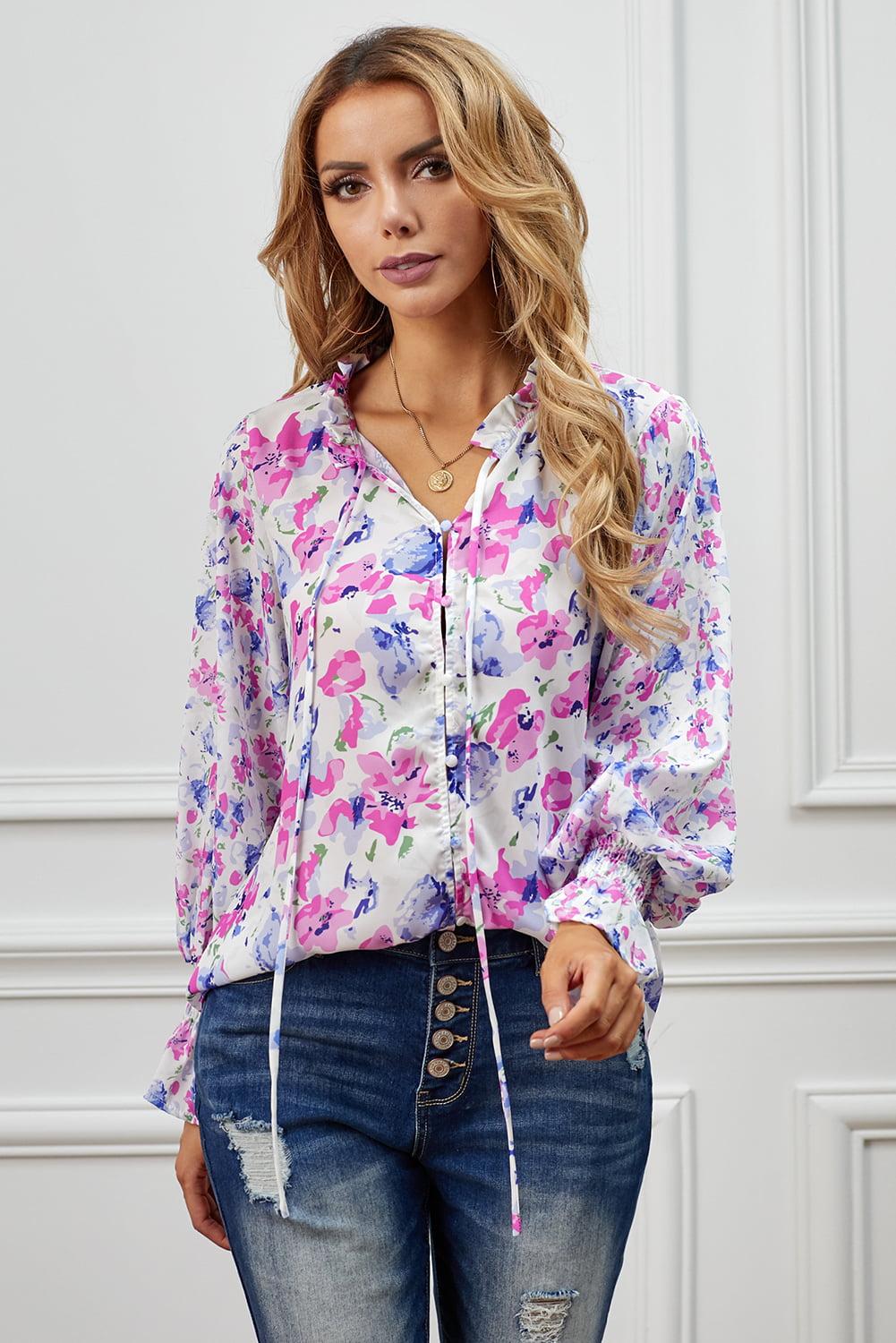 Blusa con mangas con volante y cuello anudado con ribete de volantes florales