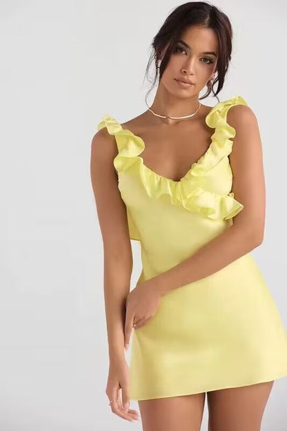 Vestido ajustado con volantes y costuras de acetato satinado para mujer