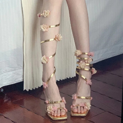 Sandalias romanas de tacón fino con estampado floral