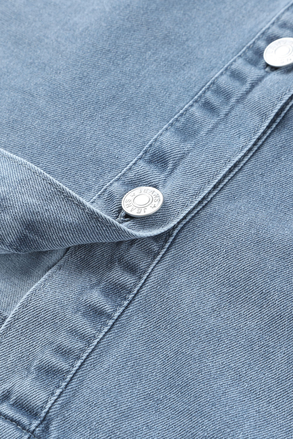 Mini-robe en jean boutonnée à manches longues bleu ciel