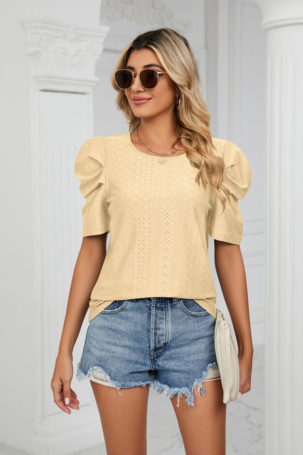 Blouse à col rond et manches bouffantes à œillets