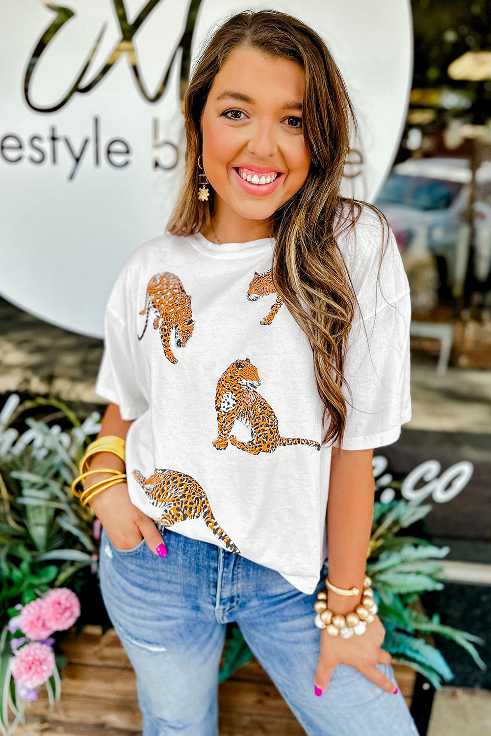 Camiseta casual con hombros caídos y estampado de leopardo blanca