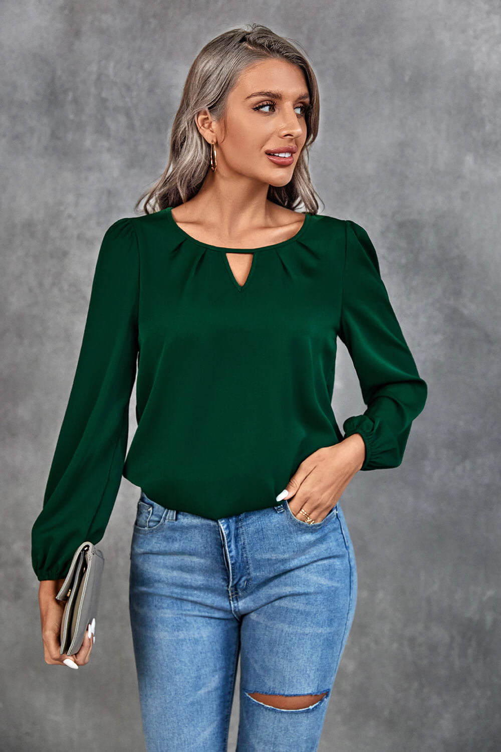 Blouse à manches bouffantes et découpes plissées