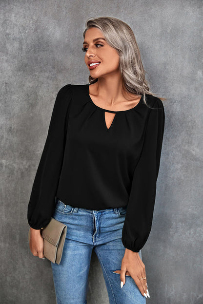 Blouse à manches bouffantes et découpes plissées