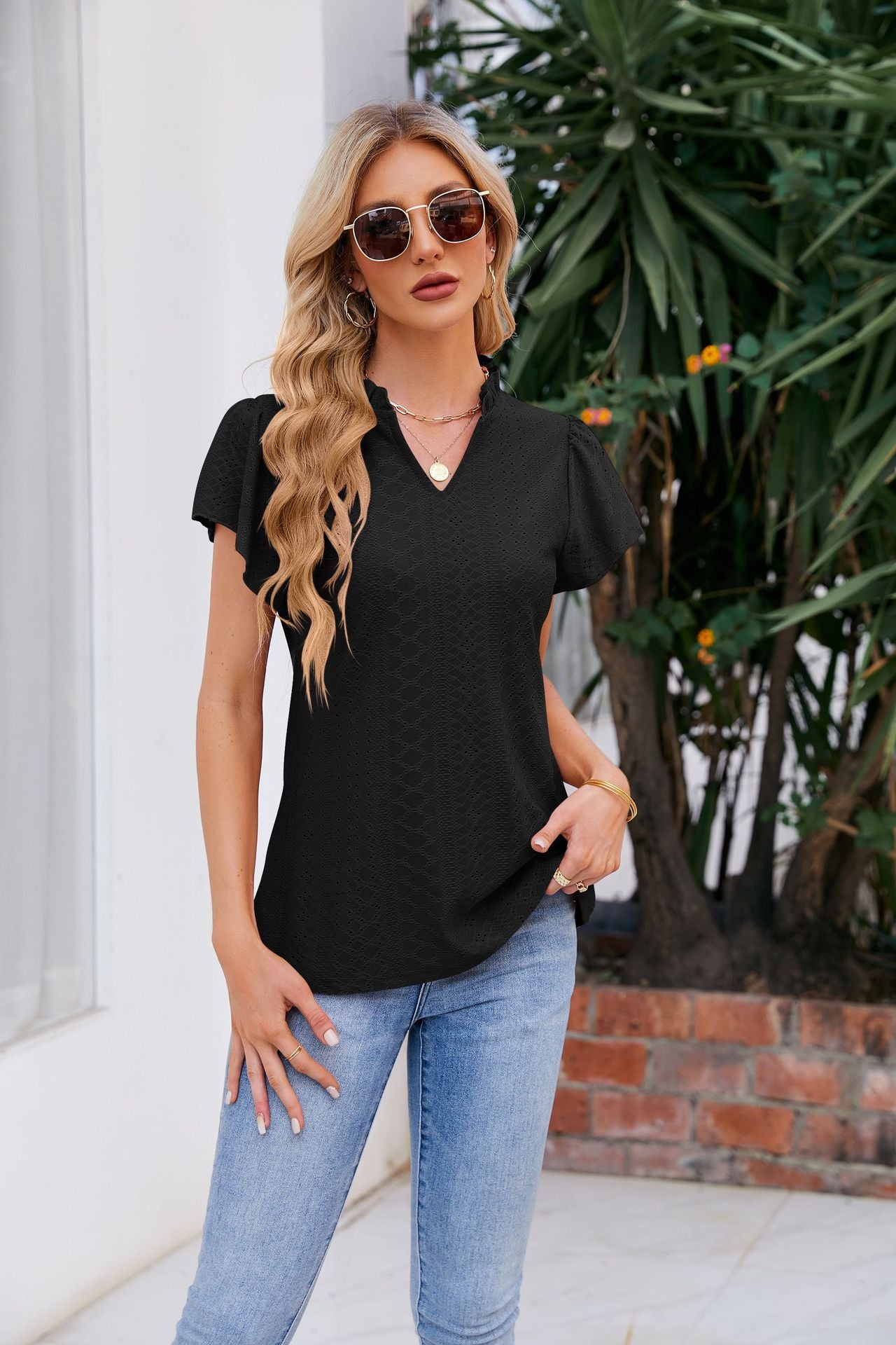 Blusa con mangas abullonadas y cuello con muescas