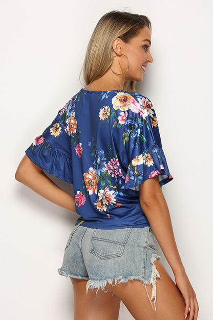 Top floral con mangas con volante y dobladillo anudado