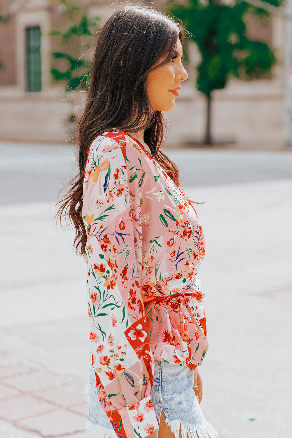 Blouse fleurie à surplis et ceinture