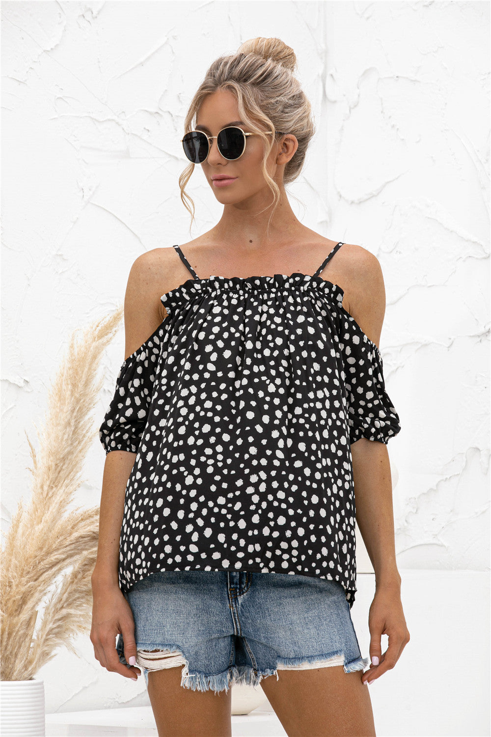 Blusa estampada con hombros descubiertos y ribete de volantes