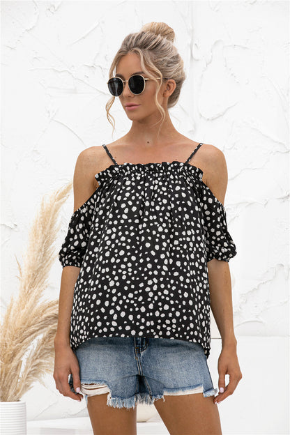 Blusa estampada con hombros descubiertos y ribete de volantes