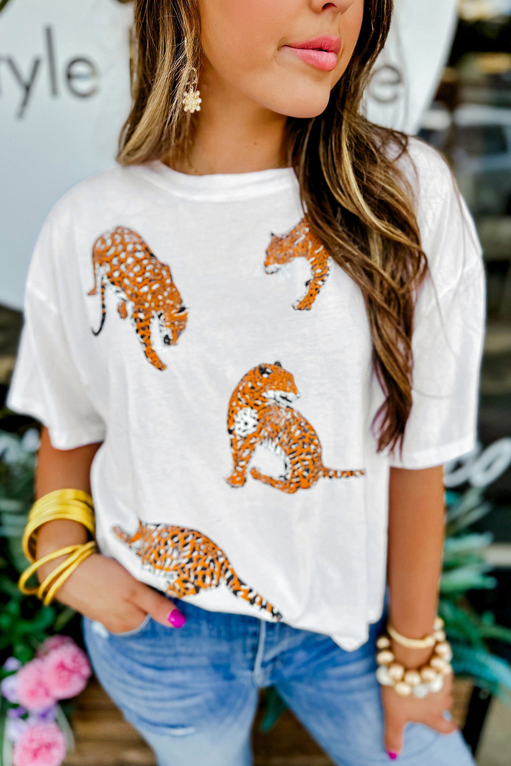 Camiseta casual con hombros caídos y estampado de leopardo blanca