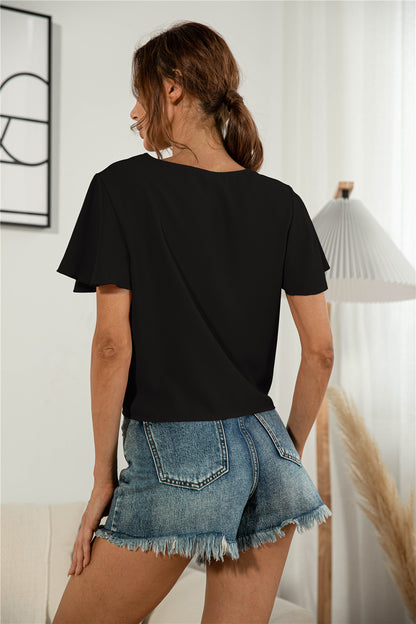 Blusa anudada con cuello en V y botones decorativos