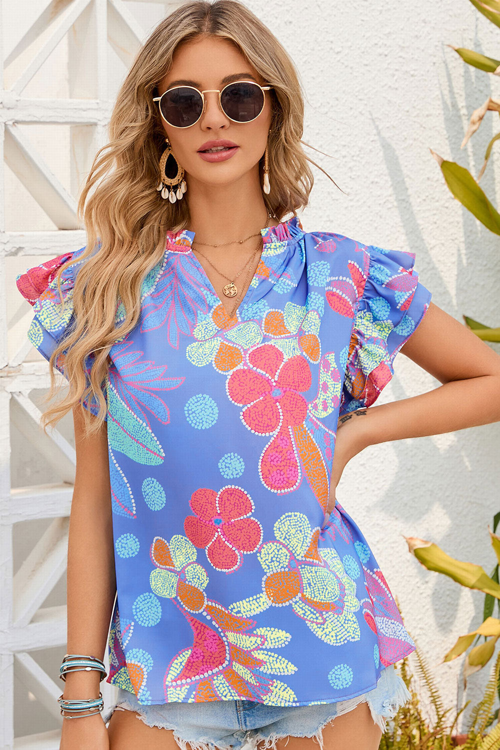 Blusa floral con cuello con muescas y mangas acampanadas