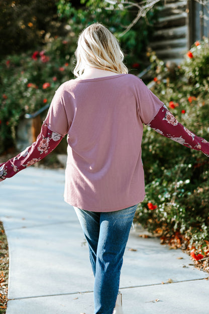 Top henley con un cuarto de botón y costura expuesta floral de talla grande