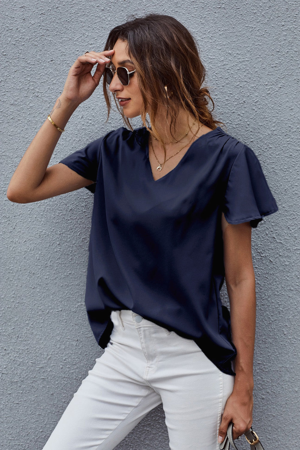 Blusa con mangas acampanadas y cuello en V