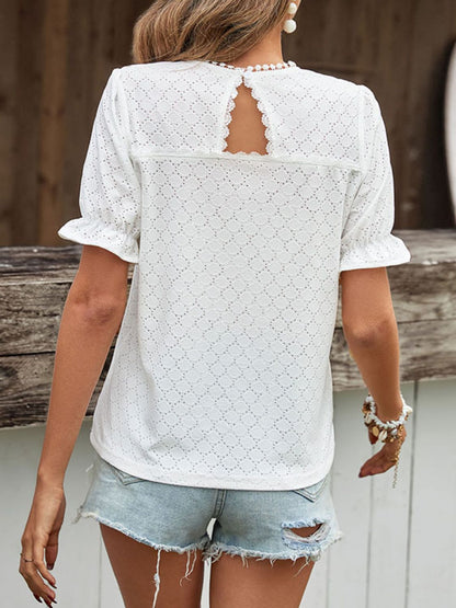 Blusa de manga con volante calada y detalle de pompones