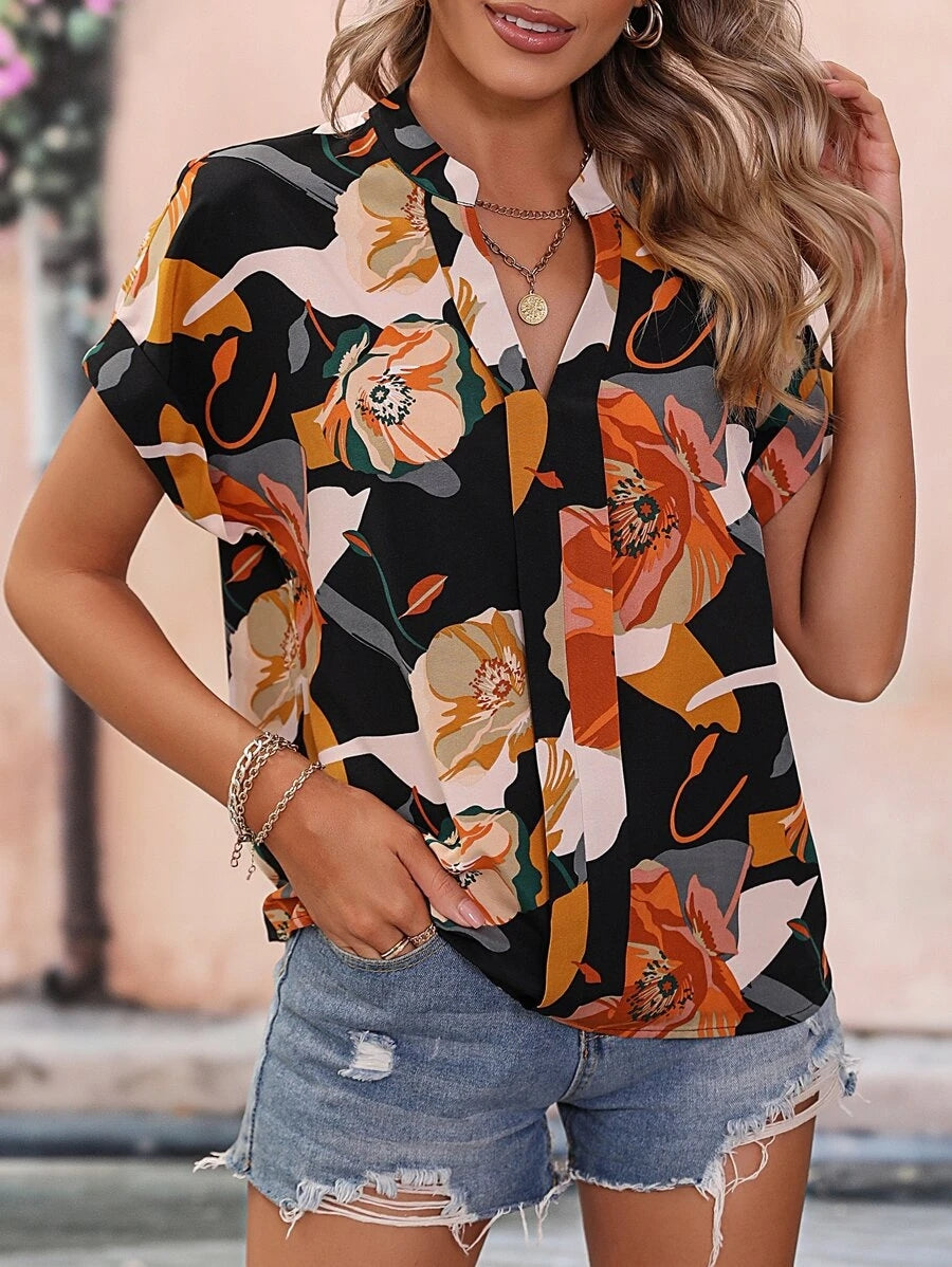 Blusa estampada de manga corta con cuello con muescas