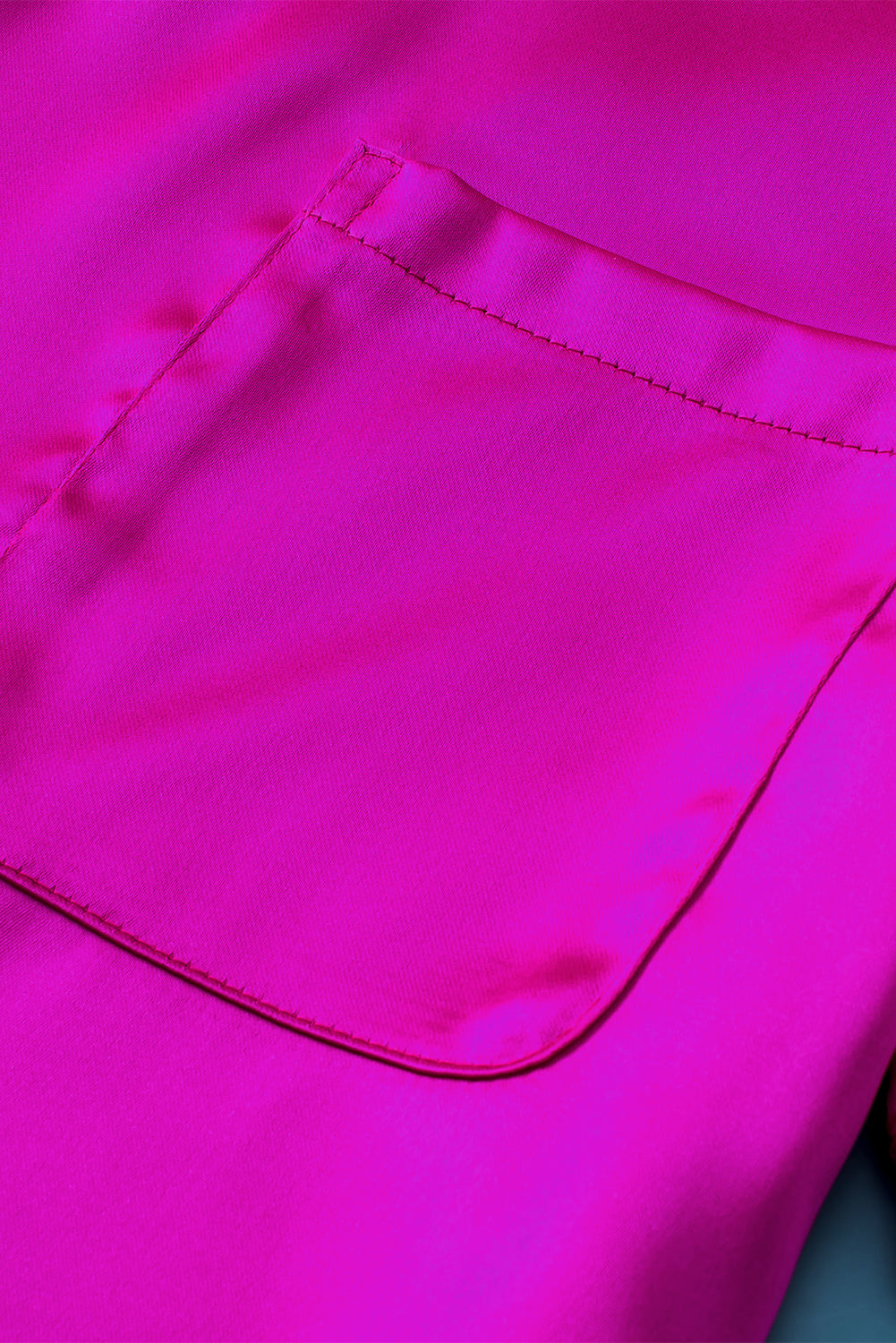 Conjunto de camiseta con cuello en V de satén rosa brillante y pantalones cortos con cordón