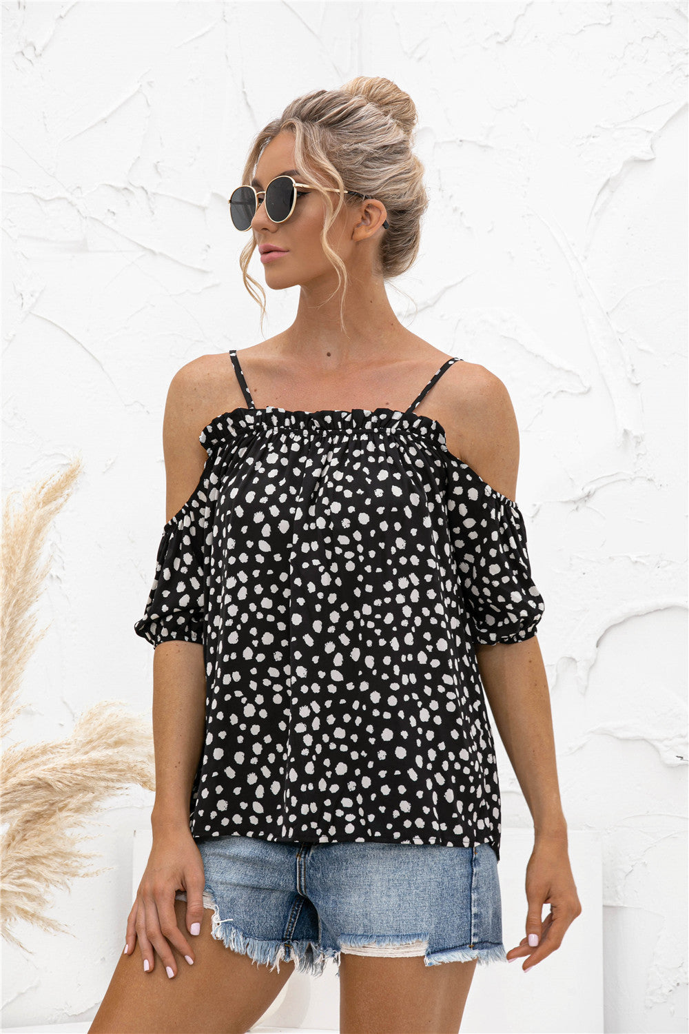 Blusa estampada con hombros descubiertos y ribete de volantes