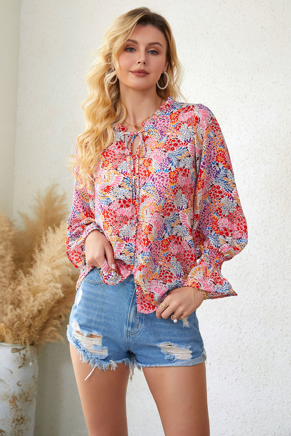 Blusa con mangas con volante y cuello anudado con ribete de volantes florales