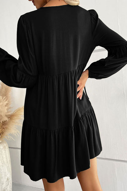 Mini-robe noire en dentelle à manches bouffantes et à volants et boutons