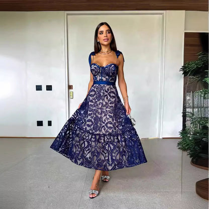 Vestido de mujer largo sin espalda con tirantes estampado bordado azul