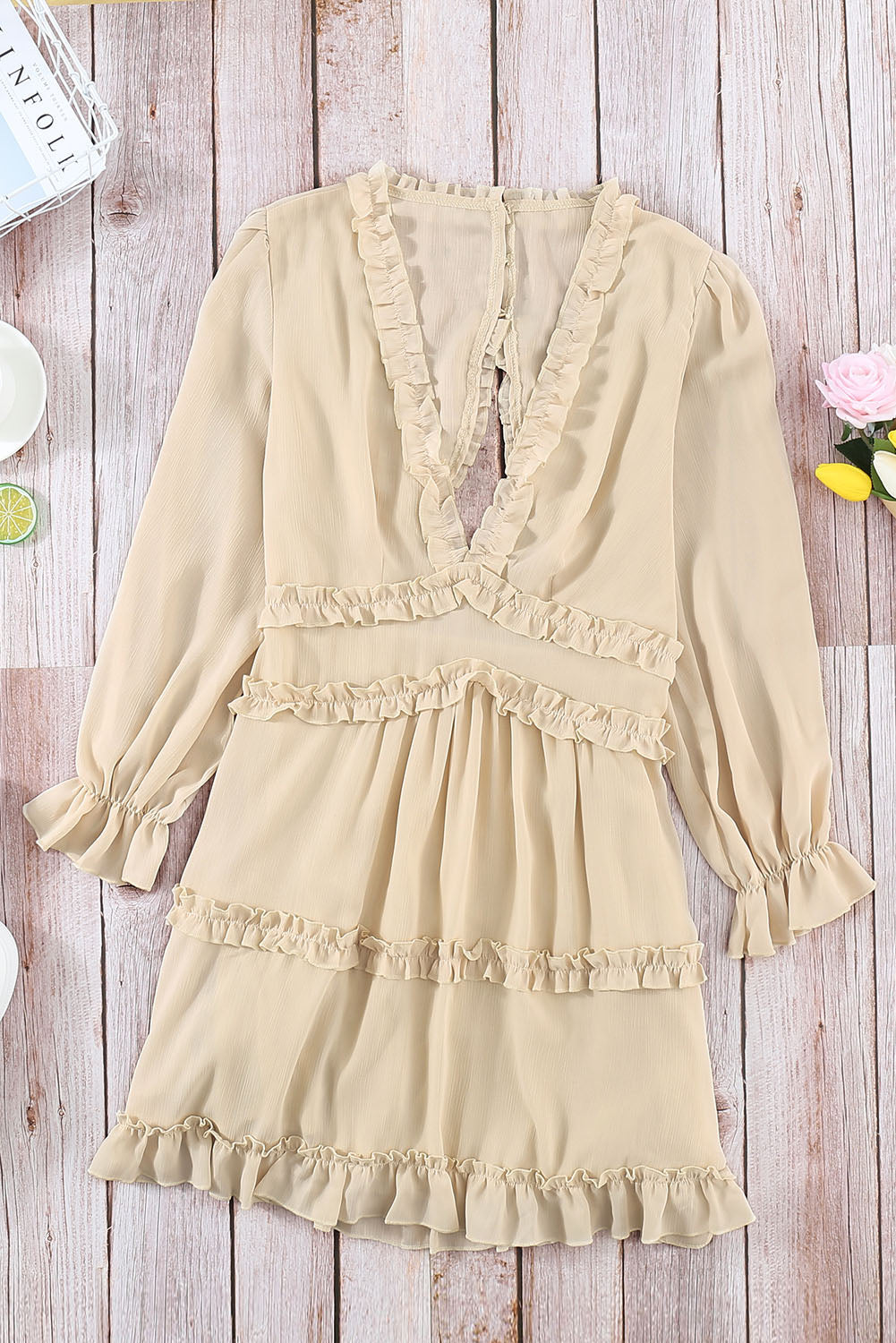 Vestido beige con escote en V y detalle de volantes con espalda abierta