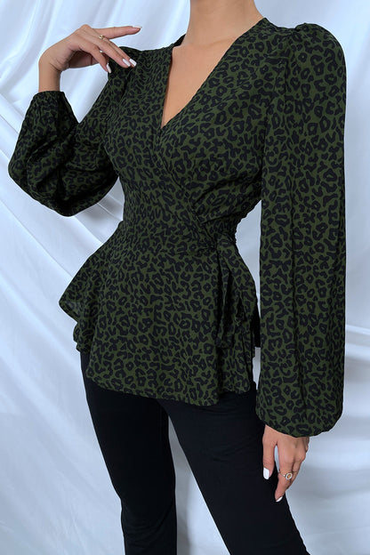 Blusa con lazo lateral y estampado de leopardo con cuello sobrepelliz