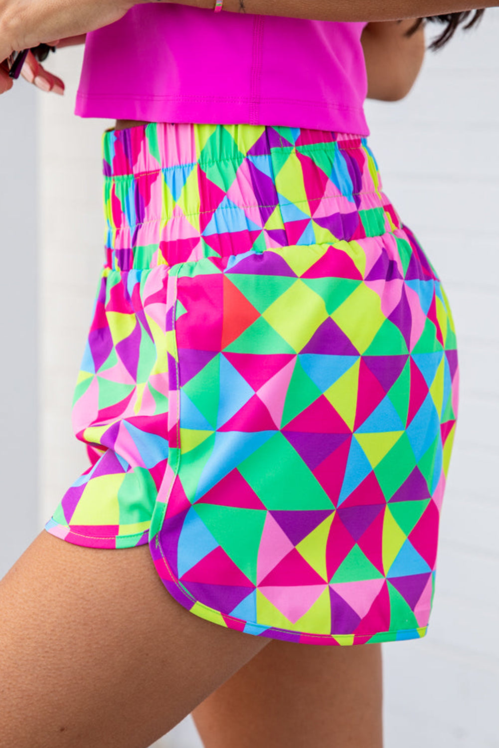 Pantalones cortos deportivos de talle alto con estampado geométrico multicolor