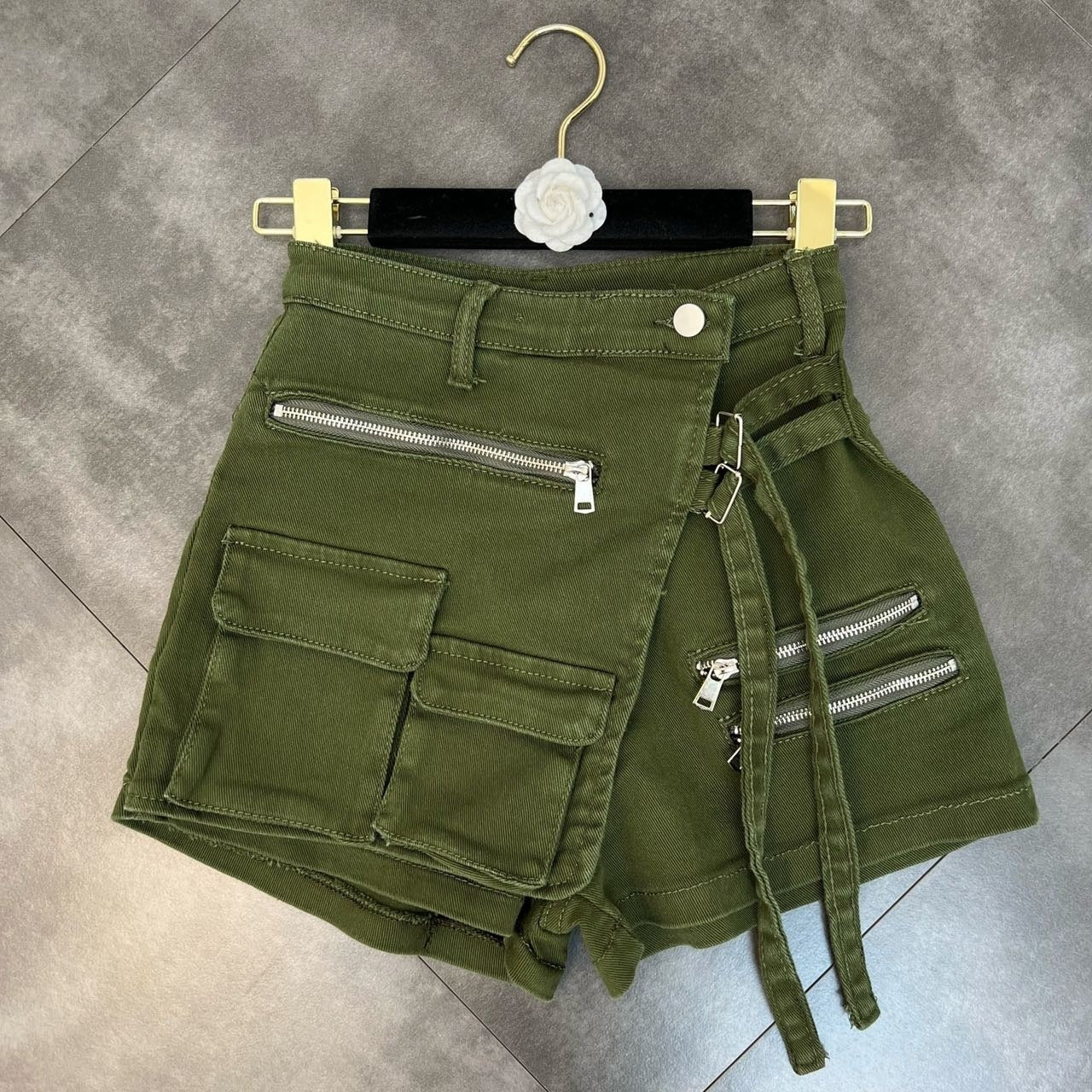 Ropa de trabajo Pantalones cortos de mezclilla Pantalones calientes decorativos con trabilla para cinturón verde