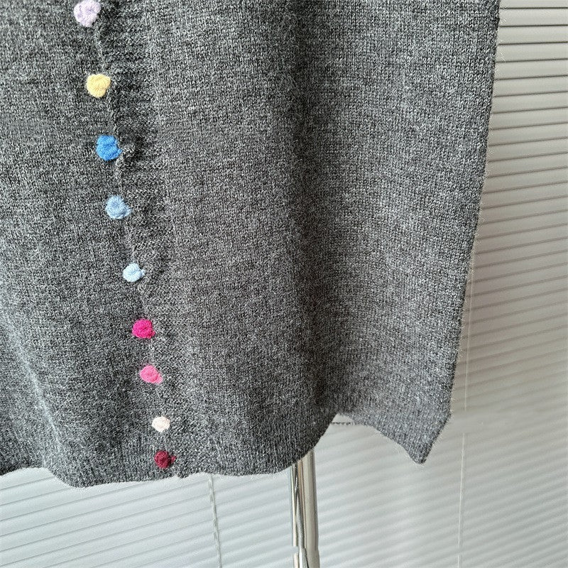 Gilet à boutons de couleur, robe à bandes, haut en tricot