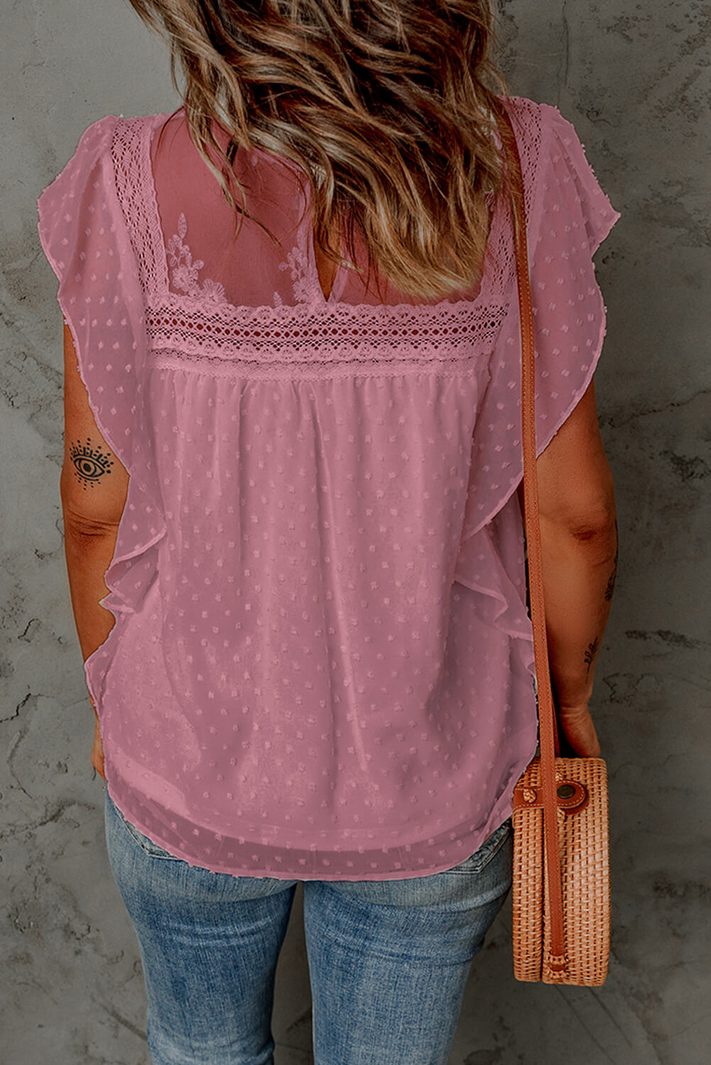 Blusa con cuello con volante y volantes de lunares suizos