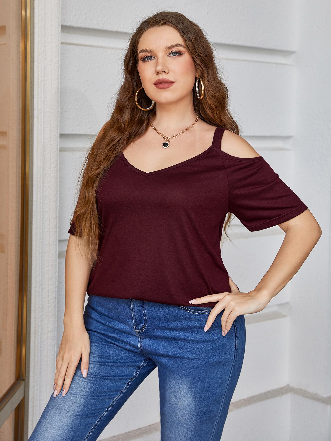 Blusa con hombros descubiertos y cuello en V de talla grande