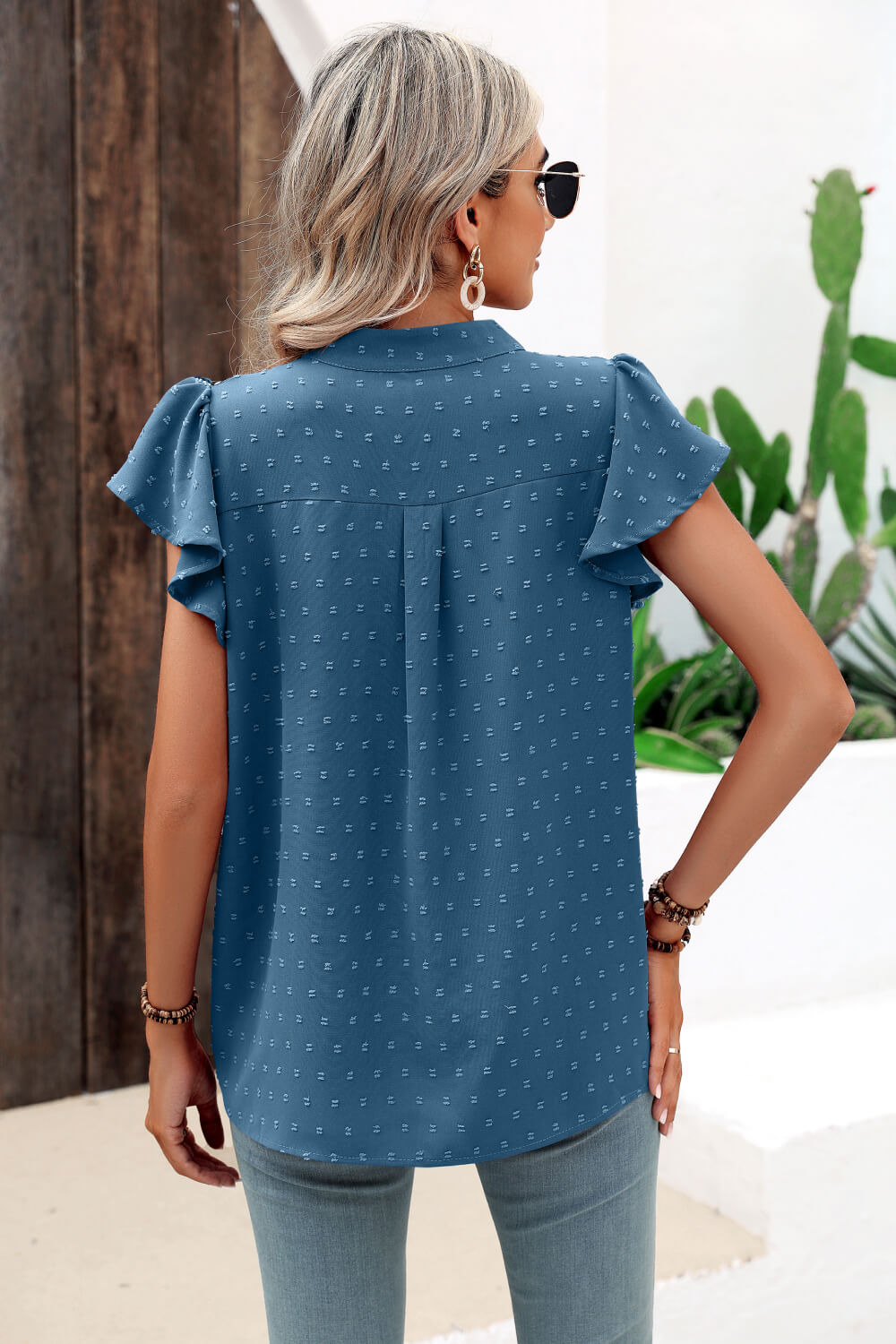 Blusa con cuello con muescas y mangas acampanadas con lunares suizos