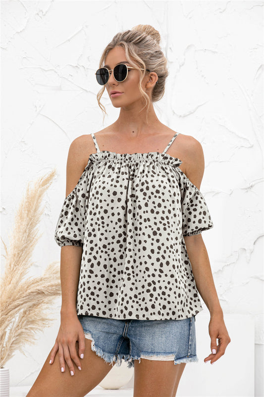 Blusa estampada con hombros descubiertos y ribete de volantes