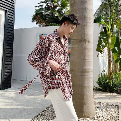 Camisa serpentina con estampado de plumas de pavo real para hombre