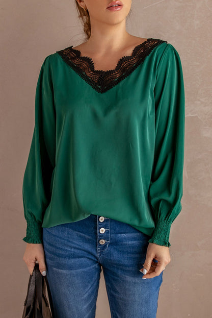 Blusa con mangas farol y ribete de encaje