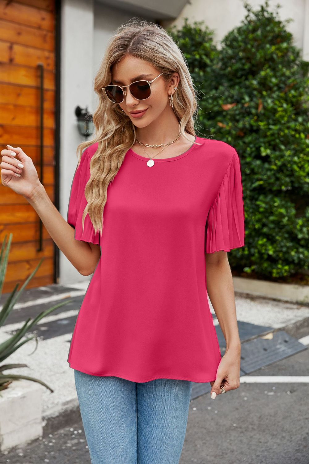 Blusa plisada con cuello redondo y mangas acampanadas