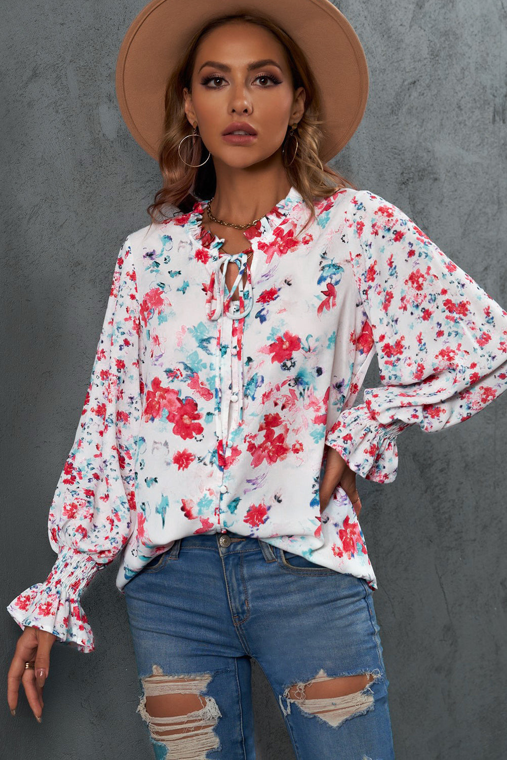 Blusa con mangas con volante y cuello anudado con ribete de volantes florales