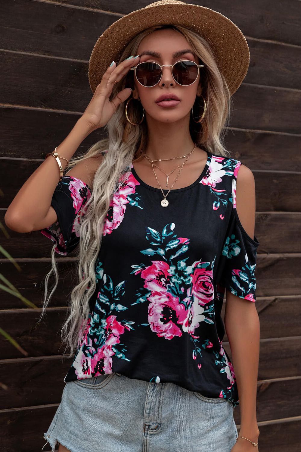 Top floral con cuello redondo y hombros descubiertos