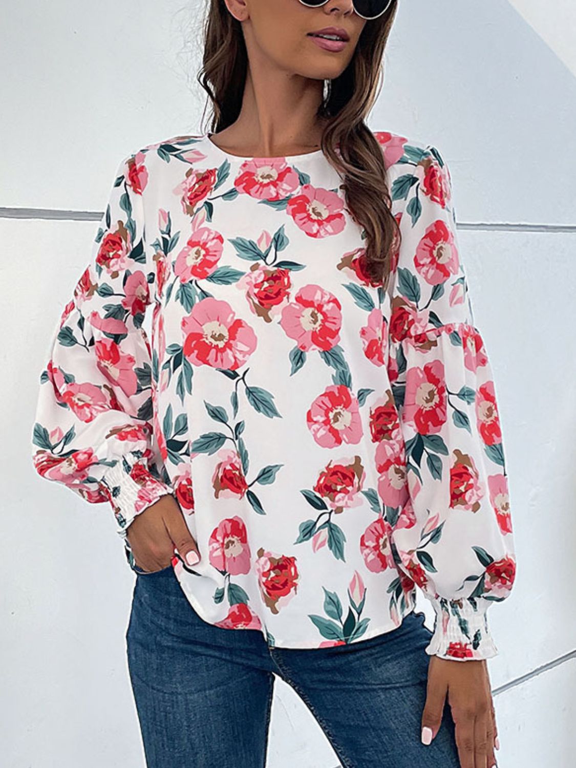 Blusa floral con cuello redondo y manga larga abullonada