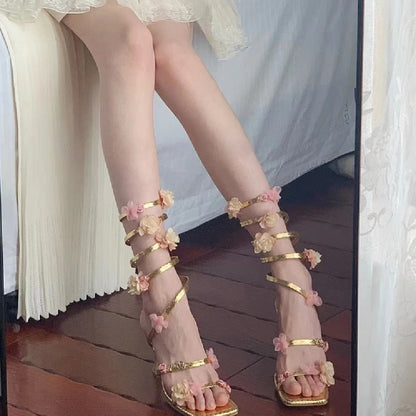 Sandalias romanas de tacón fino con estampado floral