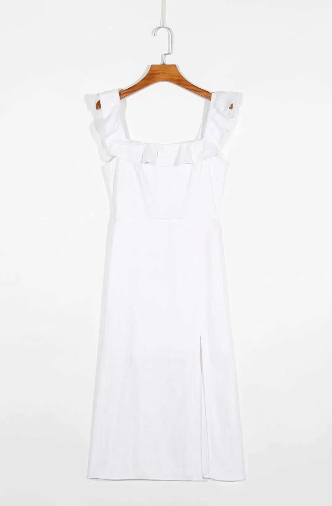 Vestido blanco ajustado con cuello con volantes